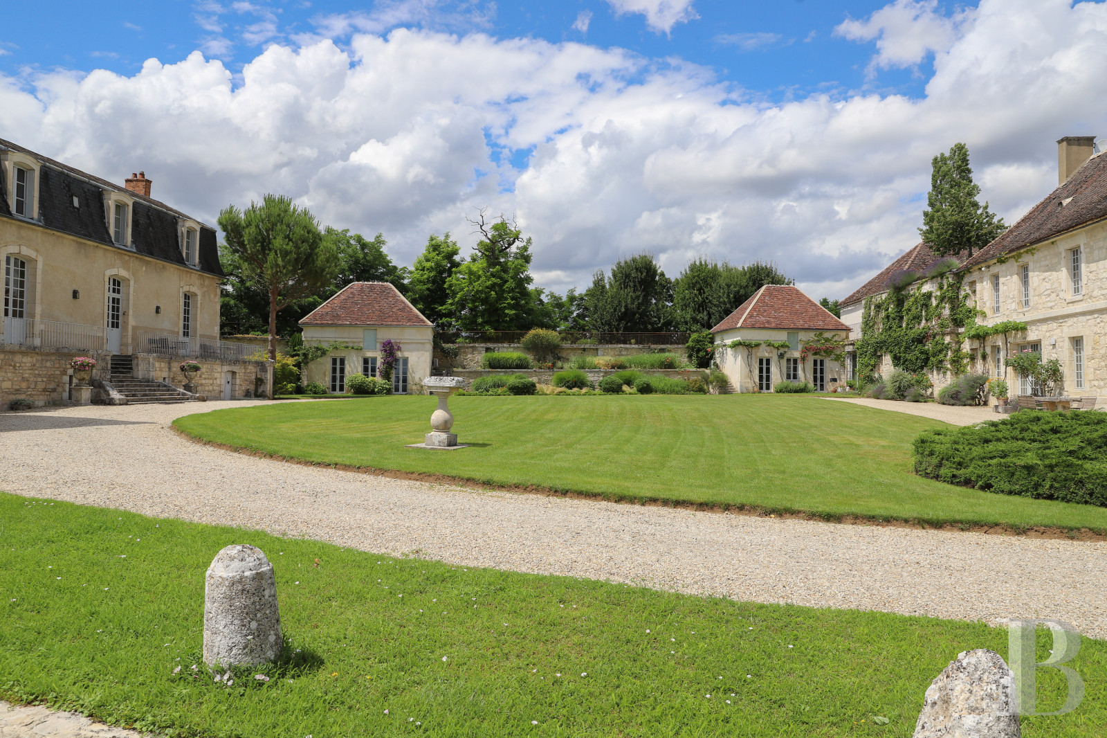 En Bourgogne, non loin de Vézelay, un château en bord de falaise surplombant l’Yonne - photo  n°7